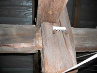 Alter Dachstuhl mit Holzsch&auml;den und gel&ouml;sten Verbindungen