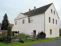 Ansicht eines d&ouml;rflichen Mehrfamilienhauses